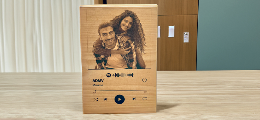 Placa Spotify en madera vista frontal del producto