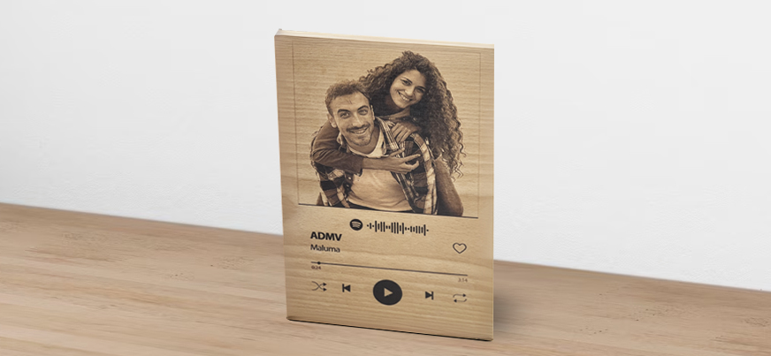 Placa Spotify en madera vista perspectiva del producto